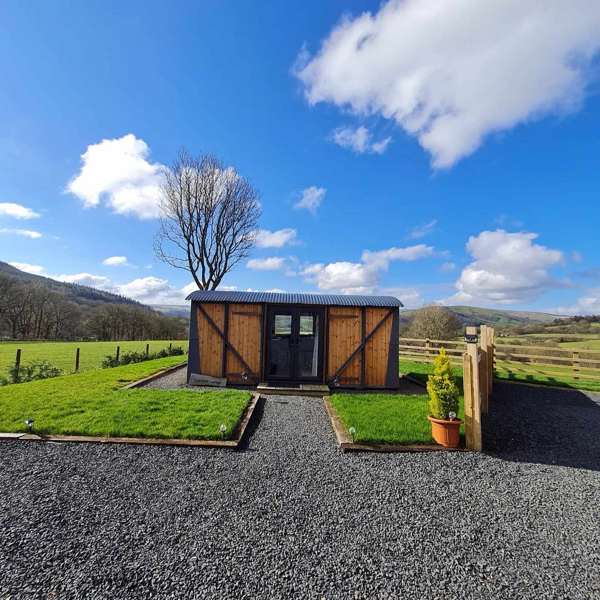 Converted Railway Carriage with hot tub