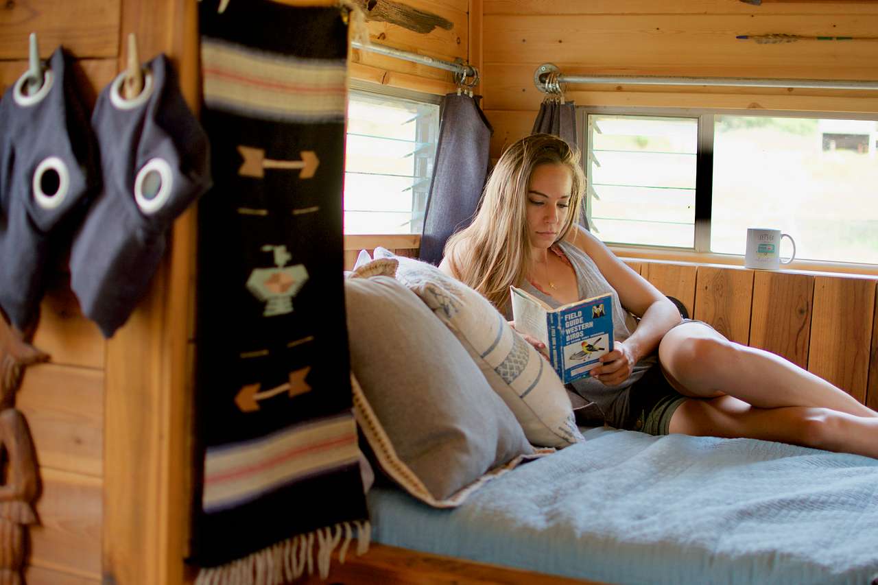 comfy queen bed, perfect for reading & sleeping. 