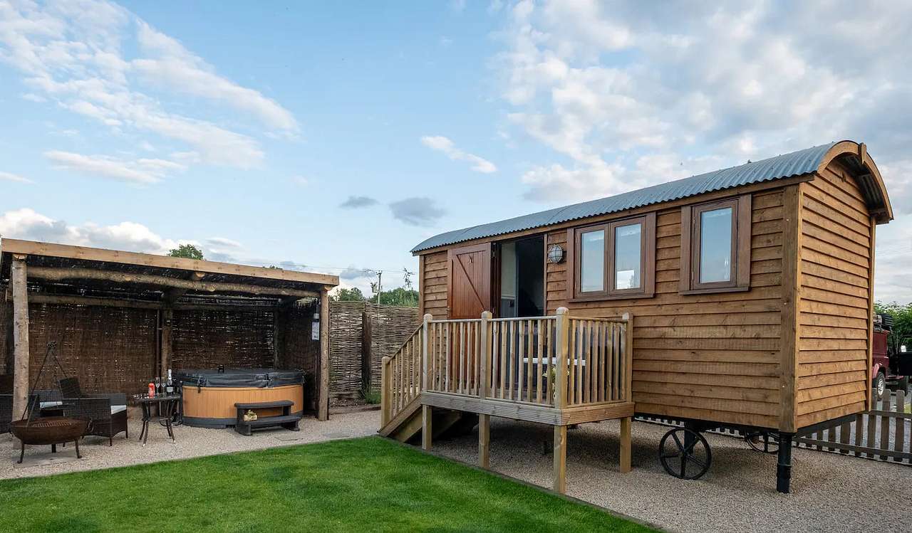 Luxury Shepherds Hut with Hot Tub