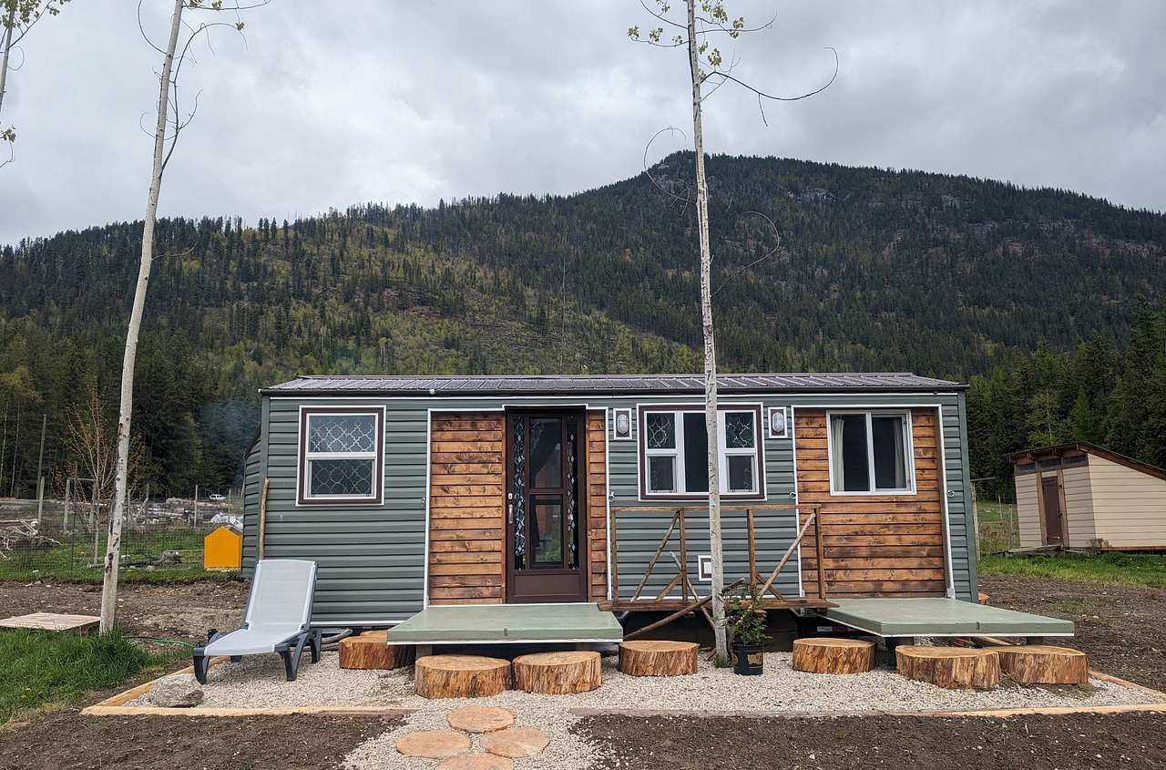 Kootenay Born retreat by Arrow lake