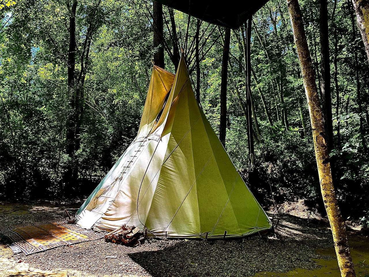 The waŋblí tipi