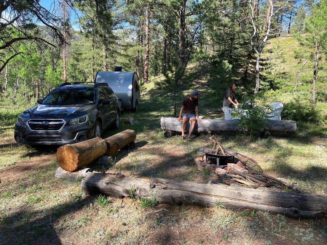 You can drive up and back right in. To leave, drive up the little hill, turn around in an open meadow, and off you go. No maneuvering back and forth right.