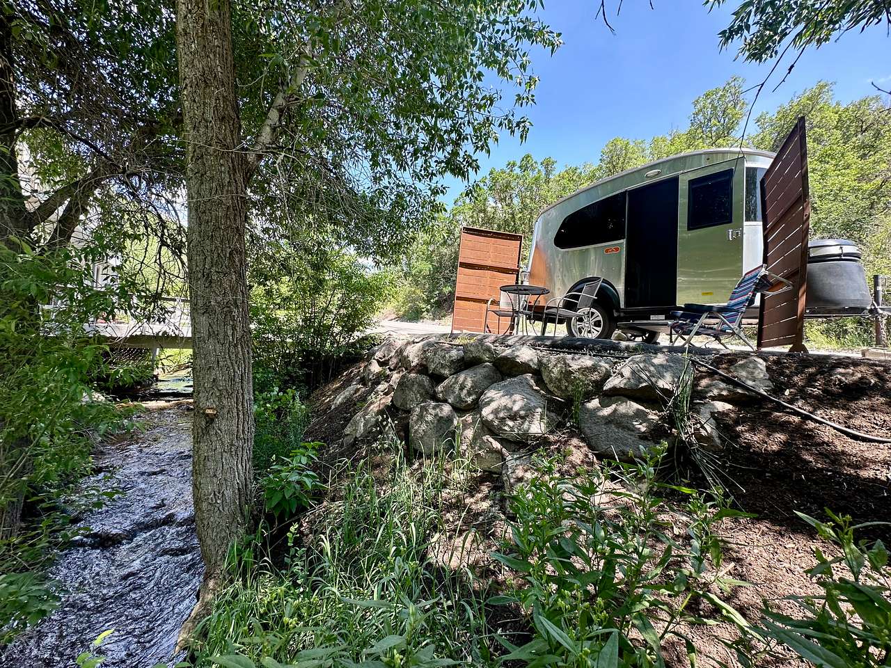 Tiny Shiny Escape, River Runs Thru!