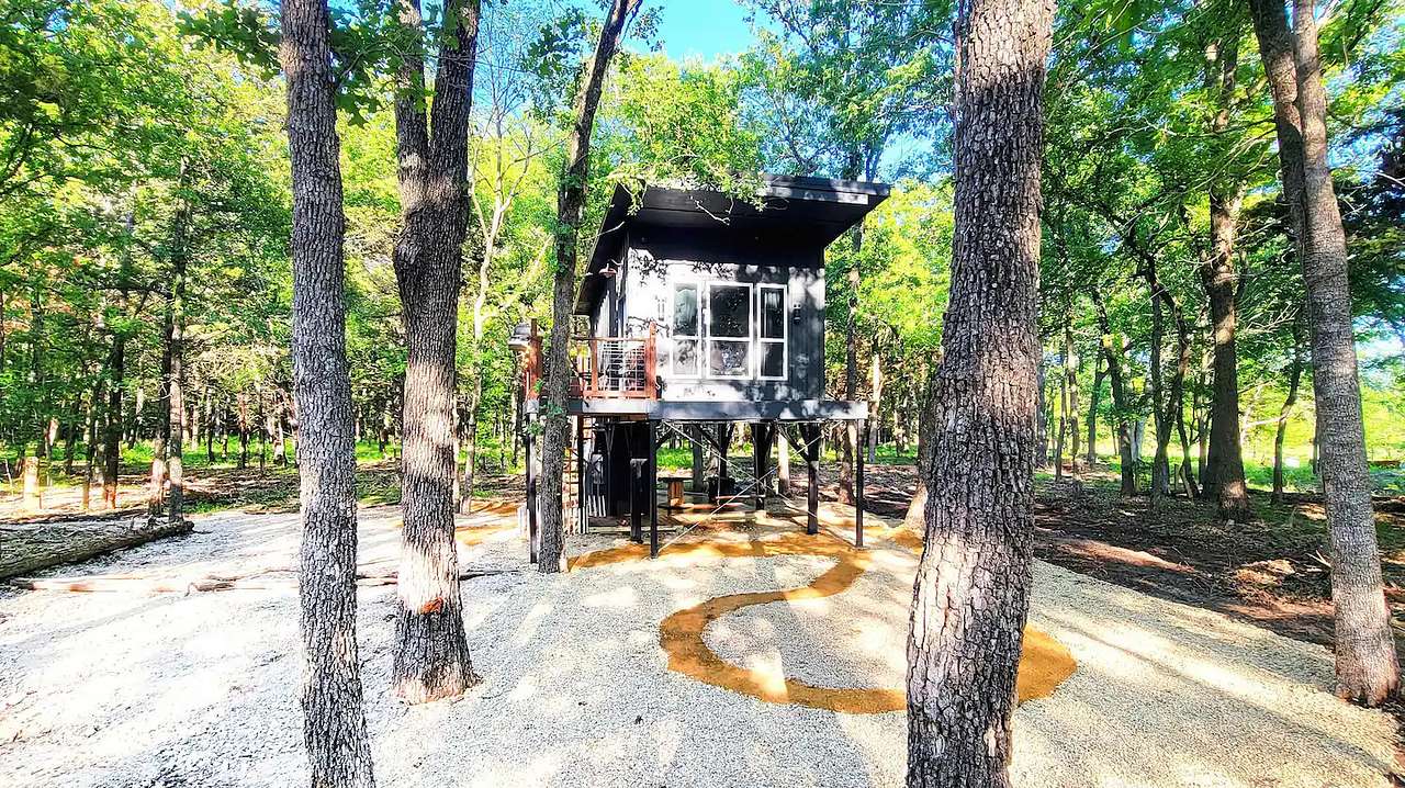 Romantic treehouse located in five acres of wooded Texas countryside just 90 minutes of Dallas, Texas