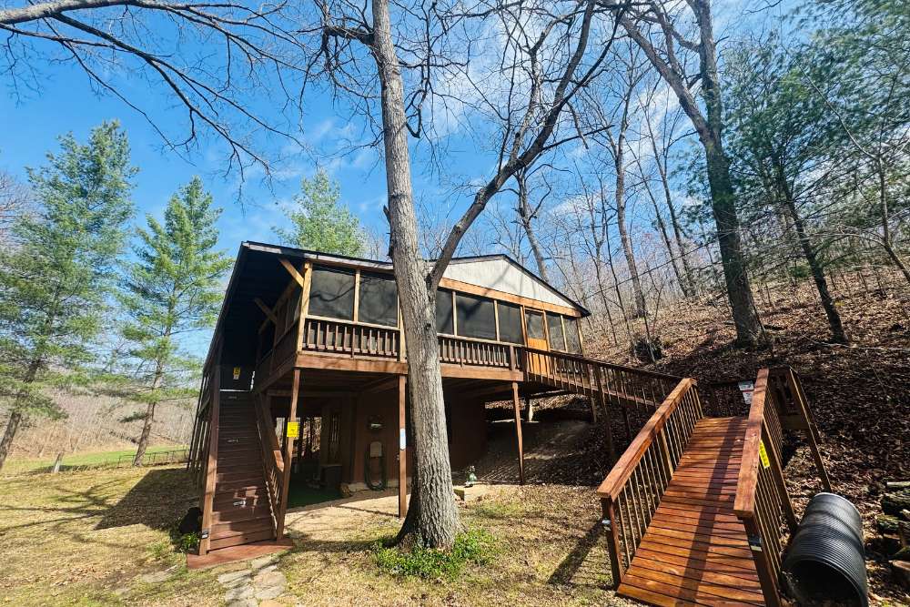 Secluded Treehouse Retreat By Lake