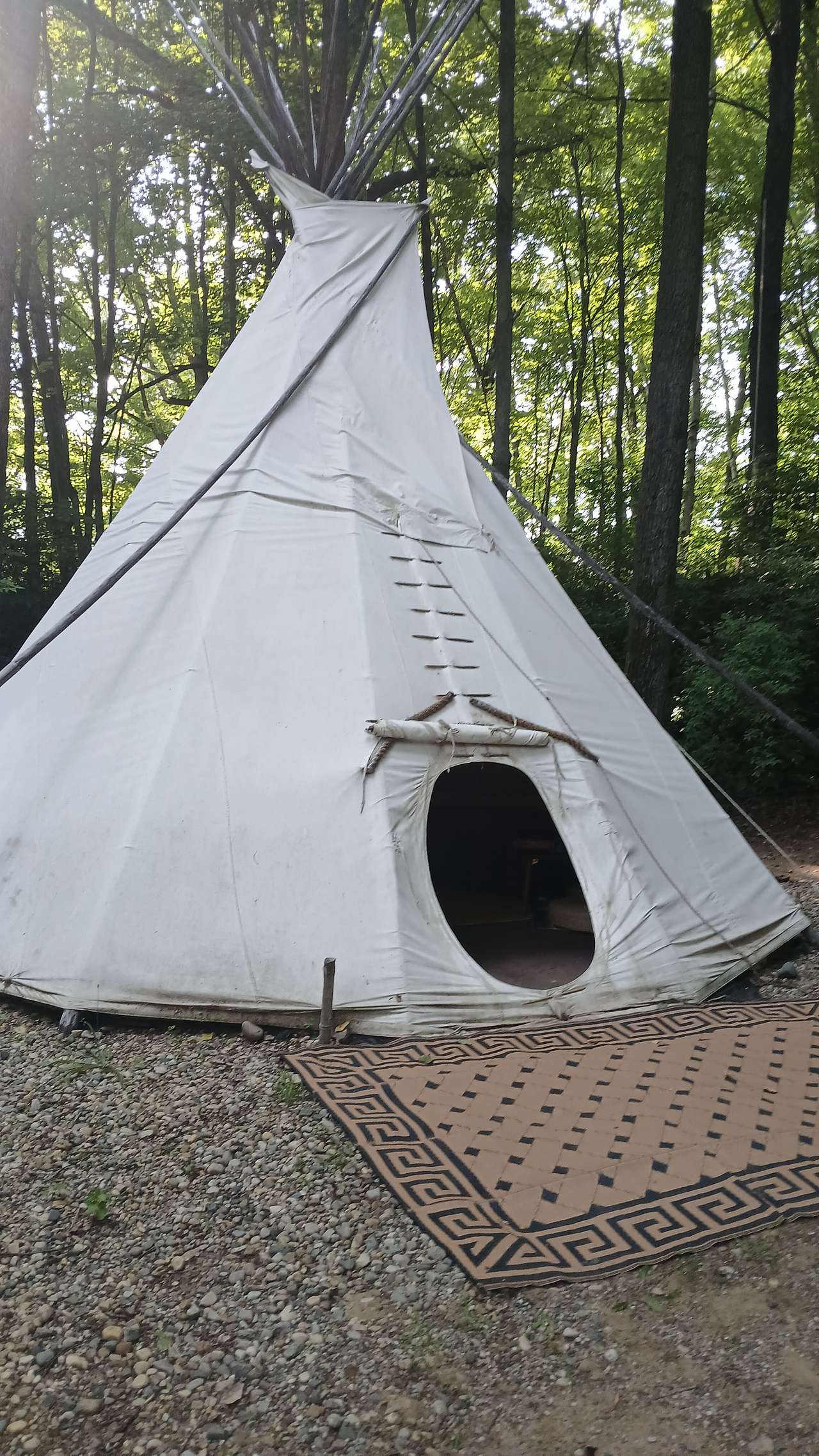 The waŋblí tipi