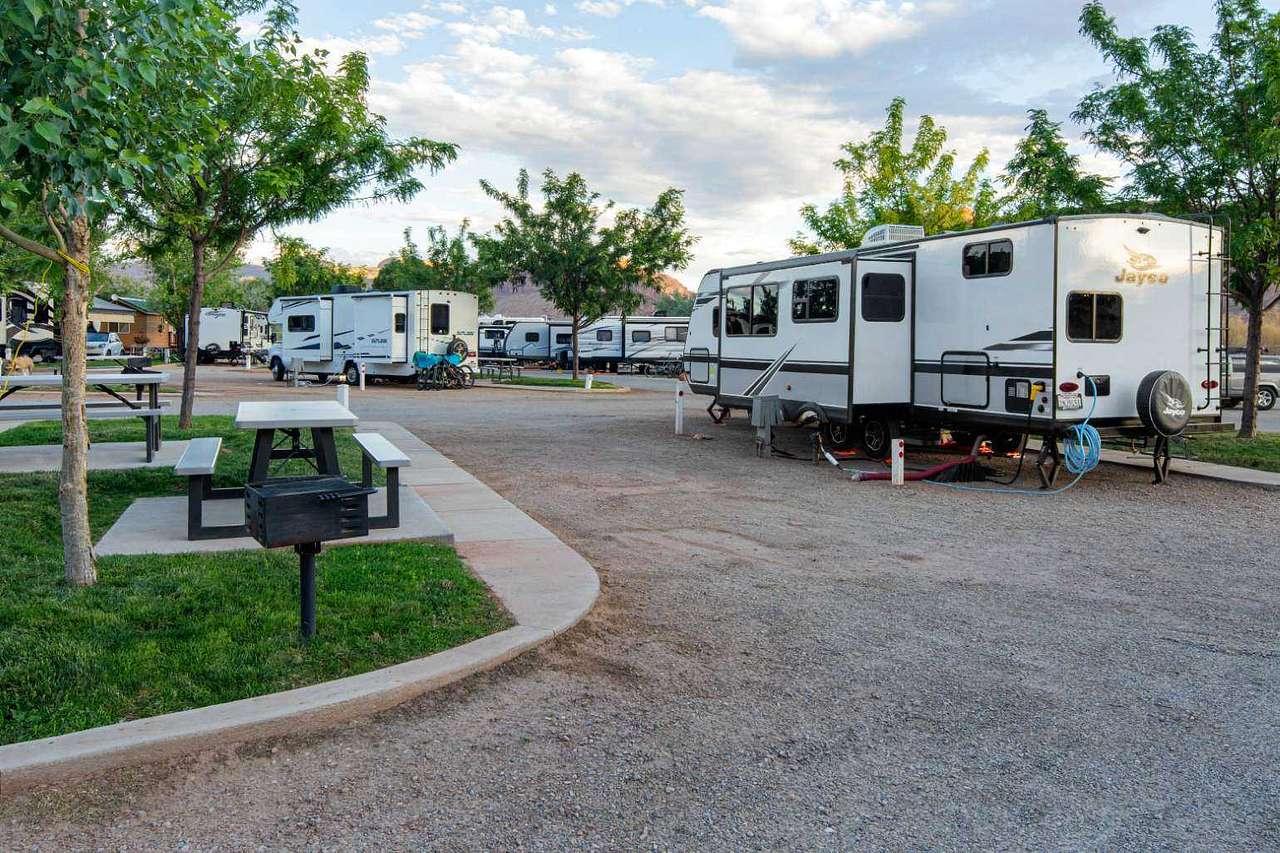 Standard Full Hookup Pull Through 20/30/50amp RV Site