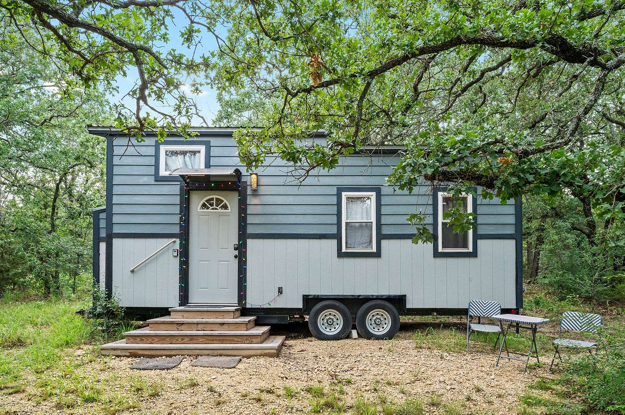 Tiny Town 🏡 at Historic Hico Ranch🐣 and RV 🚐 Park | Farm 🐐 🫏 🐮 animals |🐴 Horse-Friendly | Fishing 🎣)