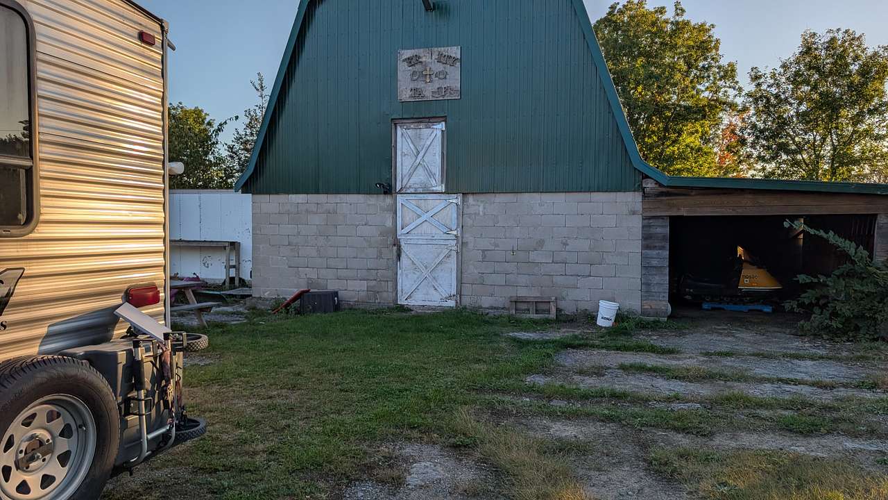 View of barn and perfect signal location for starlink 
