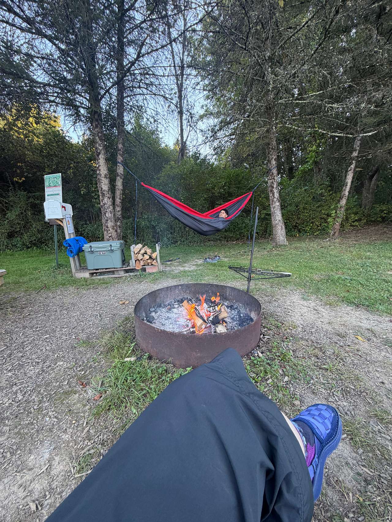 Fire pit/ picnic table area