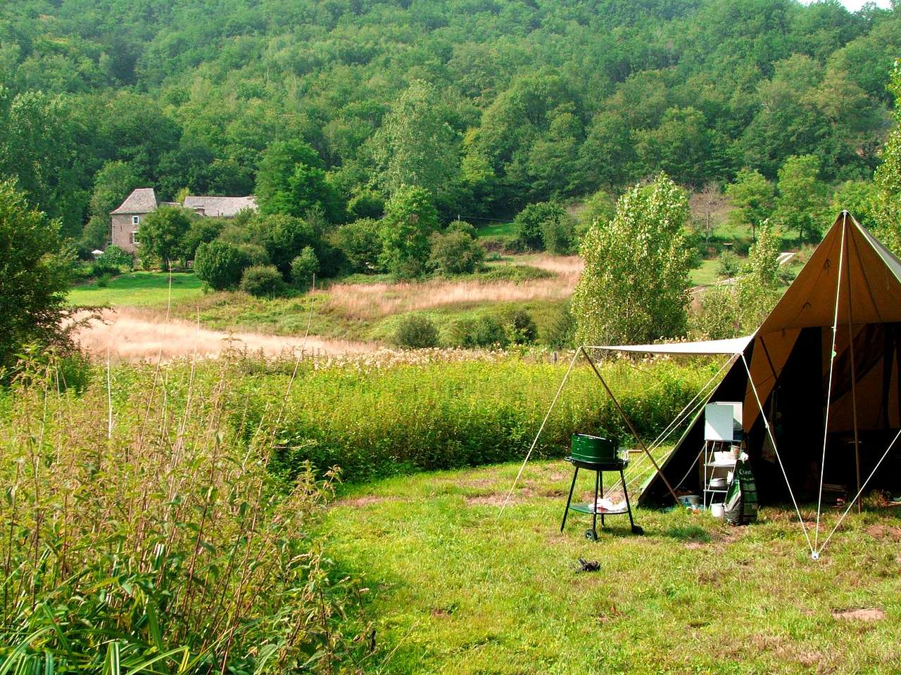Wonderfully unspoilt riverside site in the heart of the Aveyron countryside.