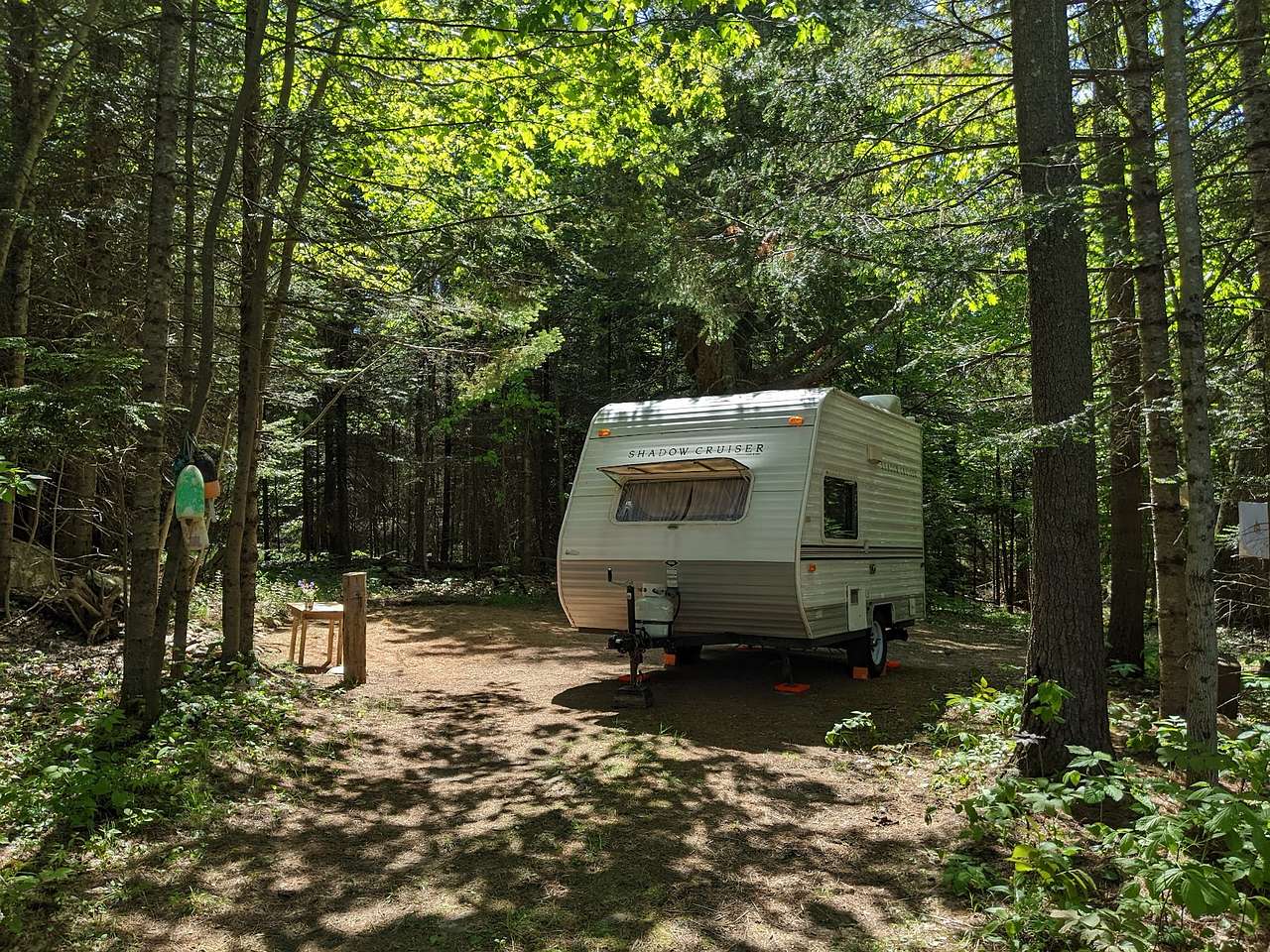 Room for trailers, smaller RVs and camper vans. Park right in the road, you will not block anything. Backing in is best!