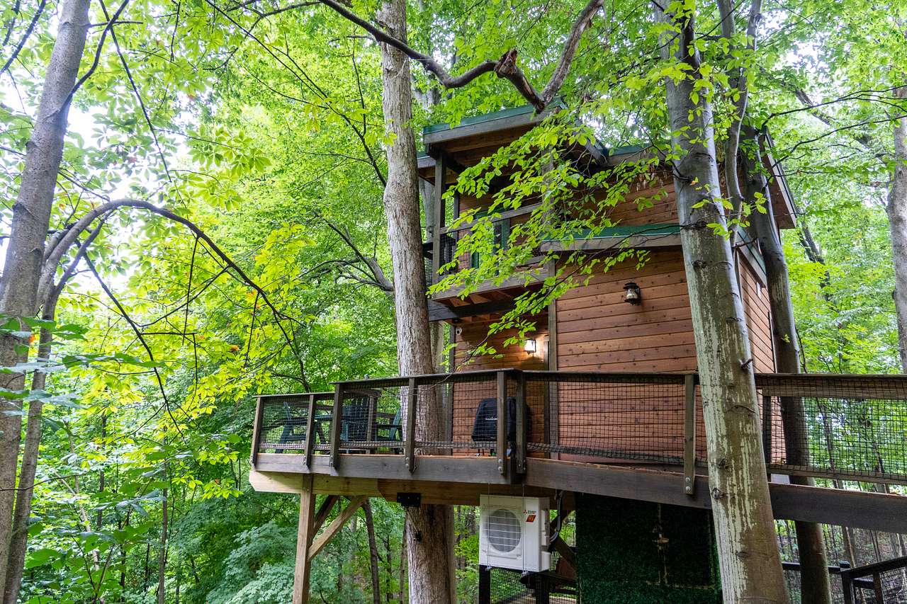 Rustic Treehouse In Hocking Hills