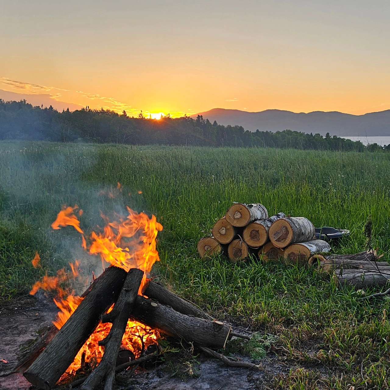 Campfire with a typical beautiful "Getaway " sunset.  Free wood and fire ready upon arrival when possible.   