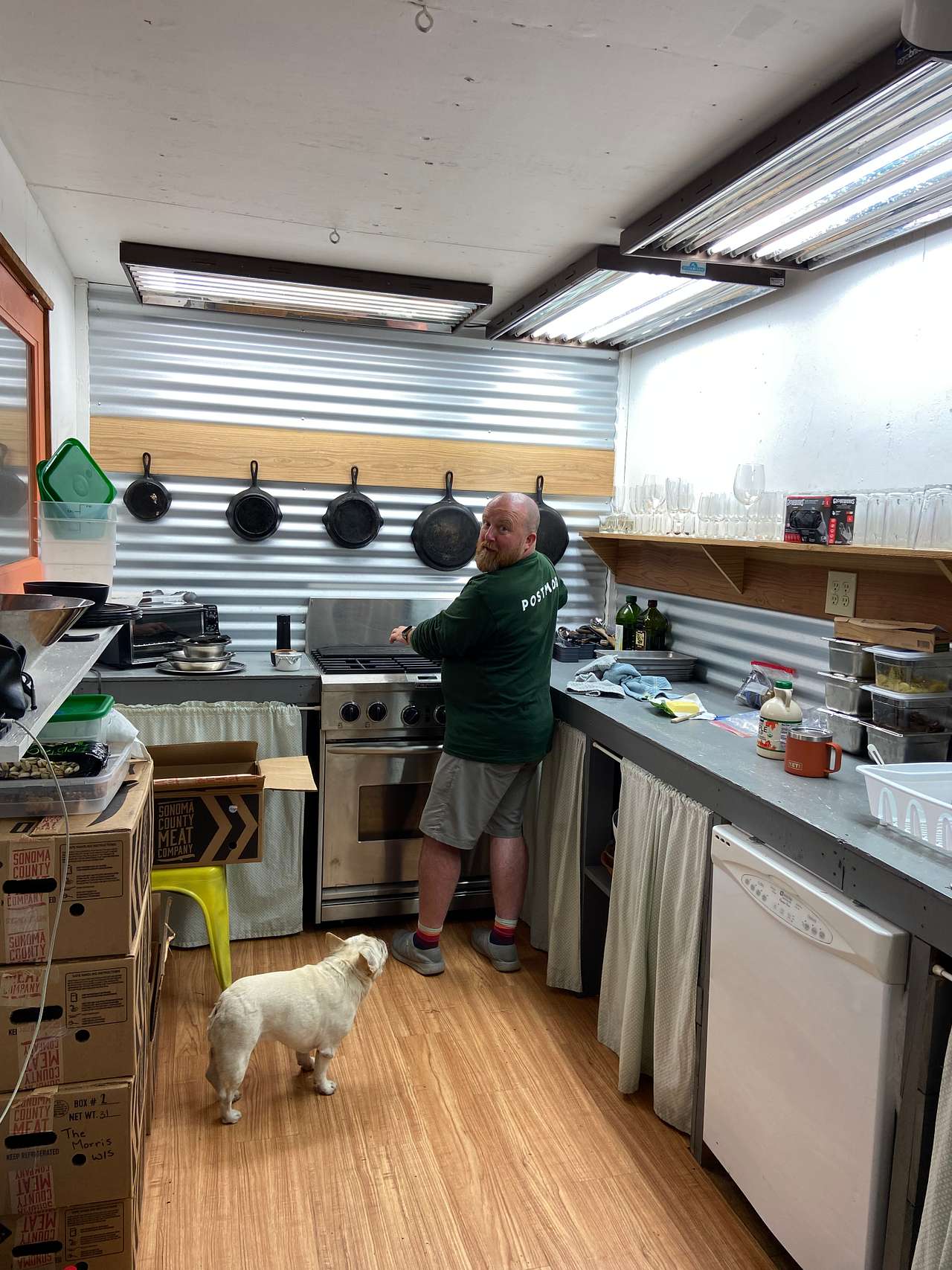 Gas stove, functioning oven and a full fridge!