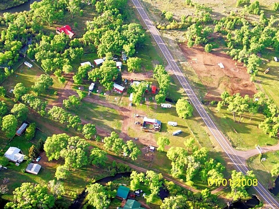 Mogote Meadow Cabins & RV Park