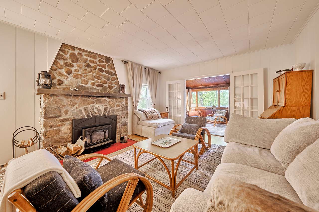 Lakeview Cottage with Hot Tub
