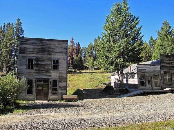 Bearmouth Chalet and RV Park