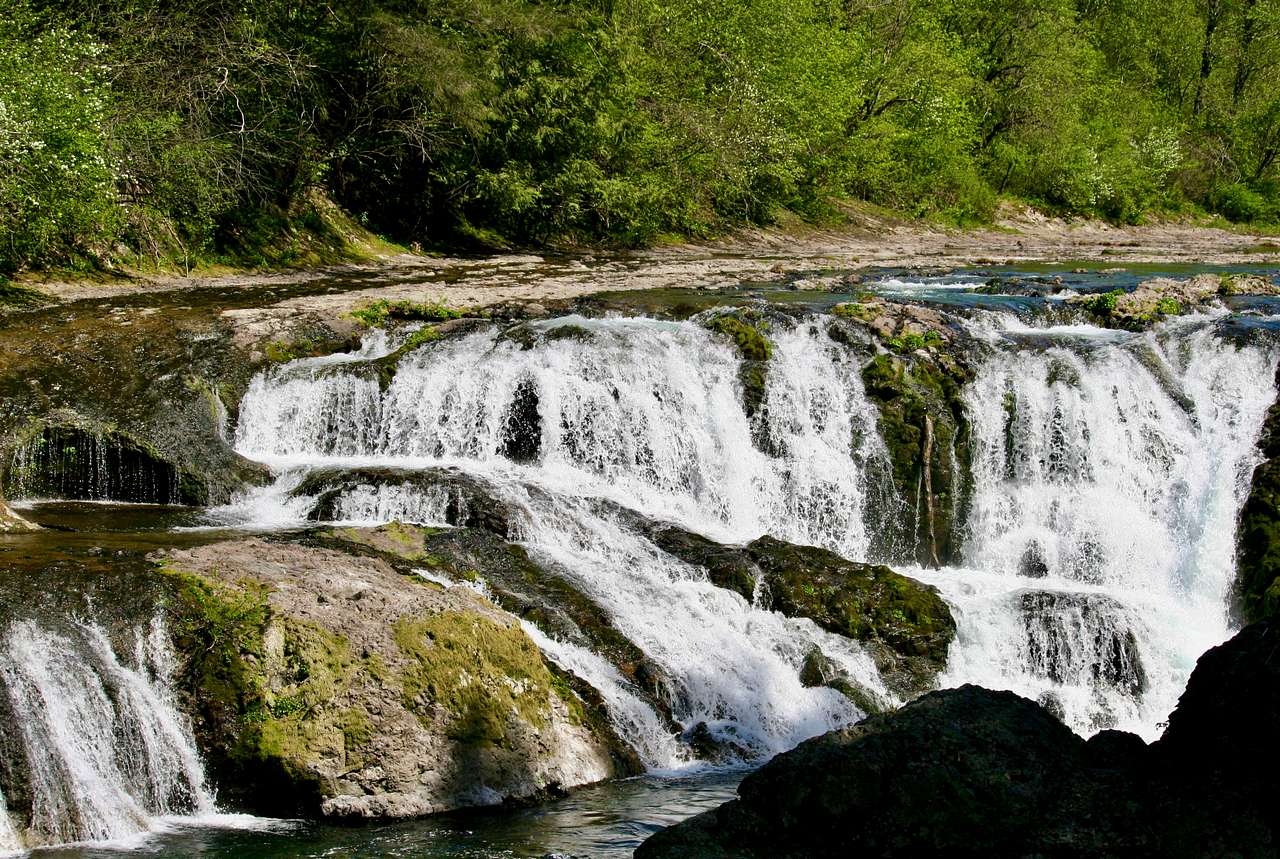 Entrance to Dugan Falls