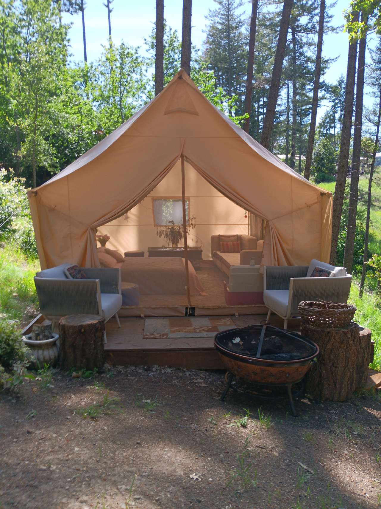 As of Mother's day 2025 this is the newly upgraded Golden Bowl site. 
Queen size bed with bedding, and comfortable couch that can sleep 2 children or
