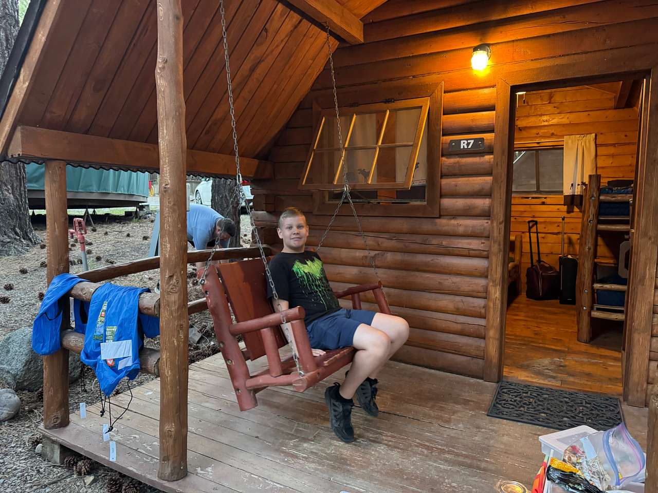 Cozy cabin and the swing was a hit. 