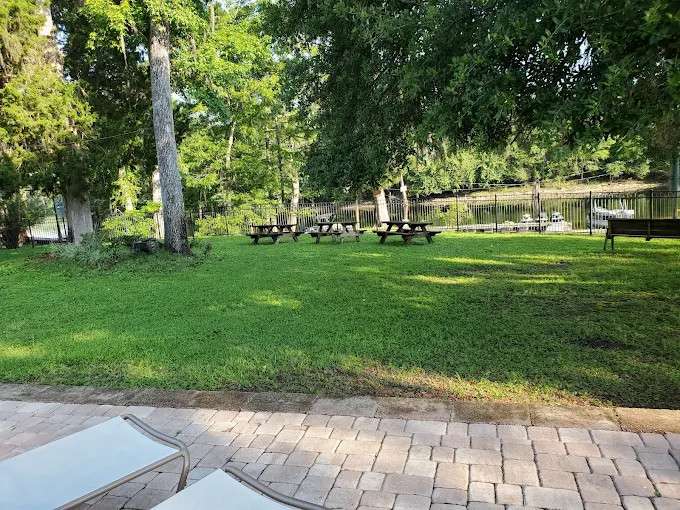 Ellie Ray's RV Resort & Lounge