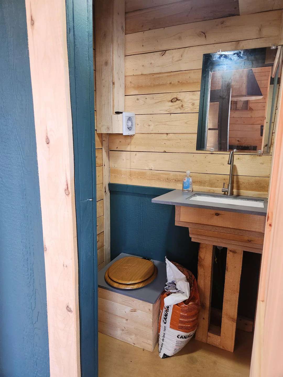 Lakeside Cabin Near St. Andrews