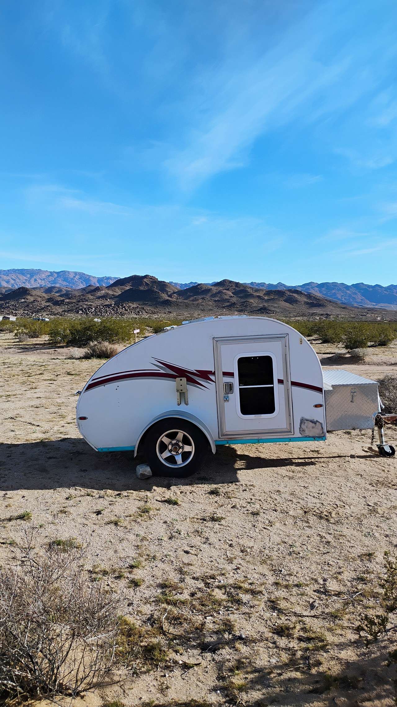 Quaint cozy teardrop, sleeps 2 adults and a small child or three - 4 kids. A fun experience in the middle of nowhere, but 8 miles to town.