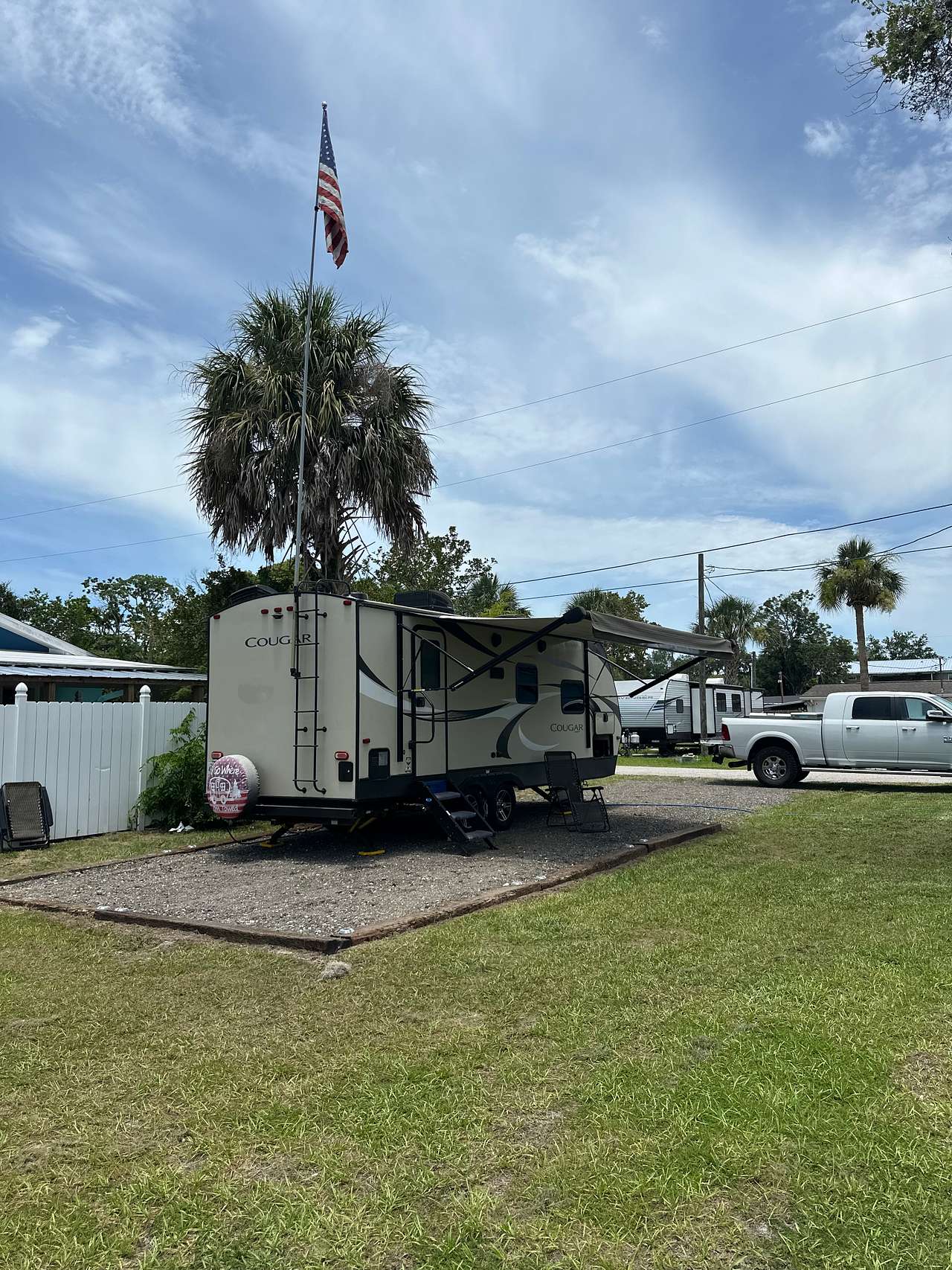 Camp w/ manatees. Full hook up!