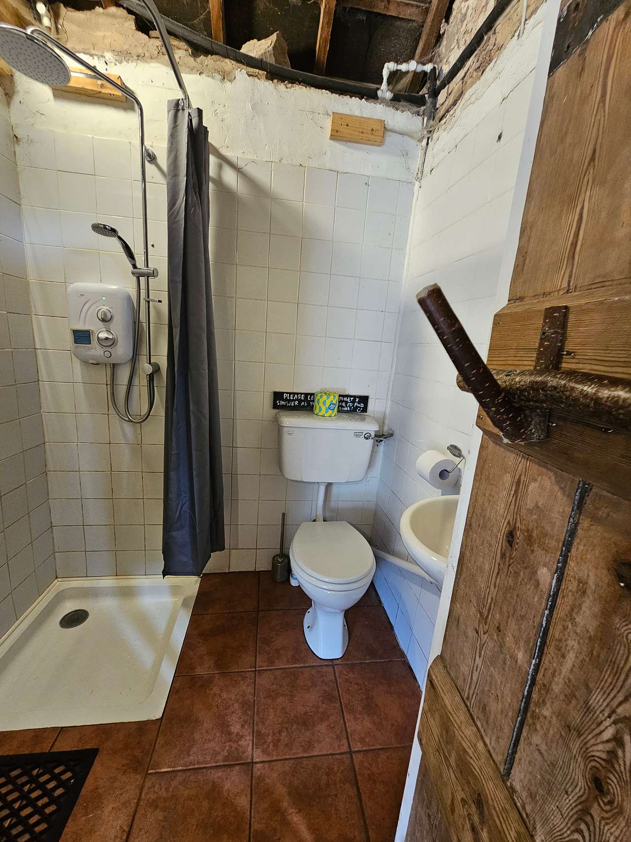 Facilities are simple - we are 'back to basics' camping - with two washing up sinks, three hot showers, two flushing toilets and four compost toilets. The washroom also has maps, walk suggestions, books, fridge/freezer and kettle. 