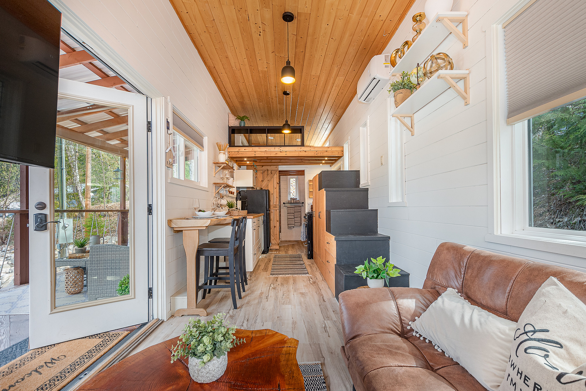Boutique Tiny Home Retreat - Private Deck, Hot Tub, Fire Pit & Gazebo