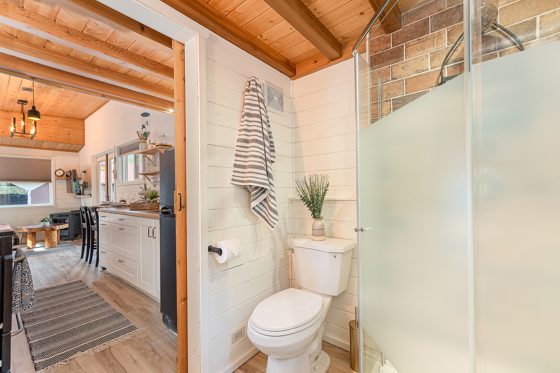 Boutique Tiny Home Retreat - Private Deck, Hot Tub, Fire Pit & Gazebo