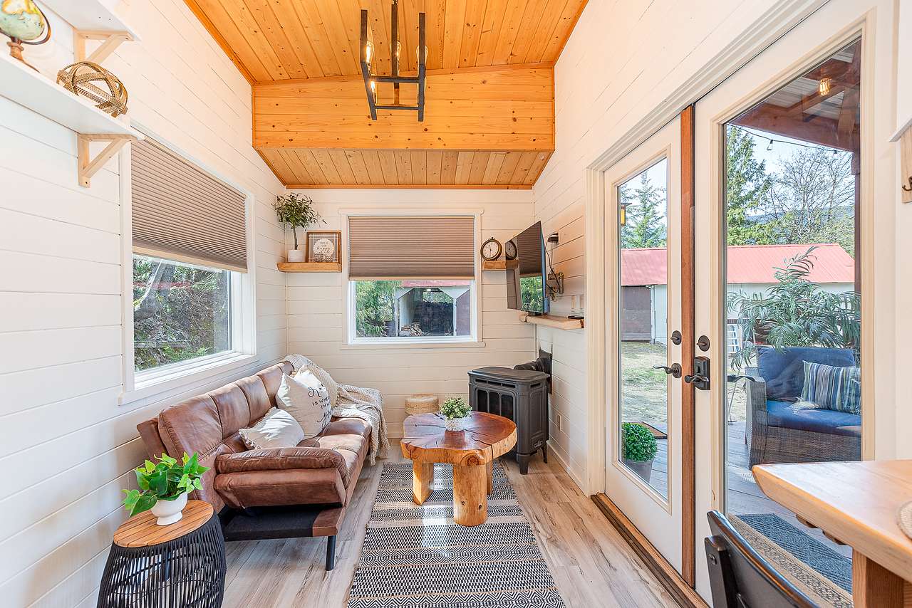 Boutique Tiny Home Retreat - Private Deck, Hot Tub, Fire Pit & Gazebo