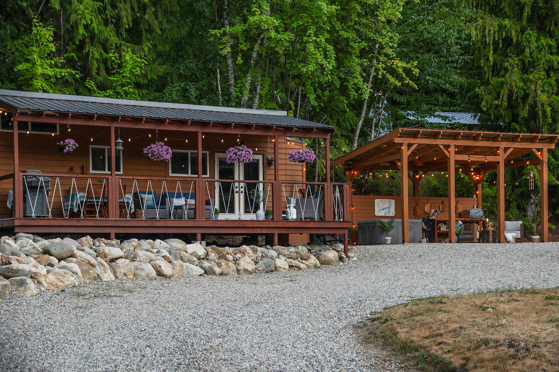 Boutique Tiny Home Retreat - Private Deck, Hot Tub, Fire Pit & Gazebo