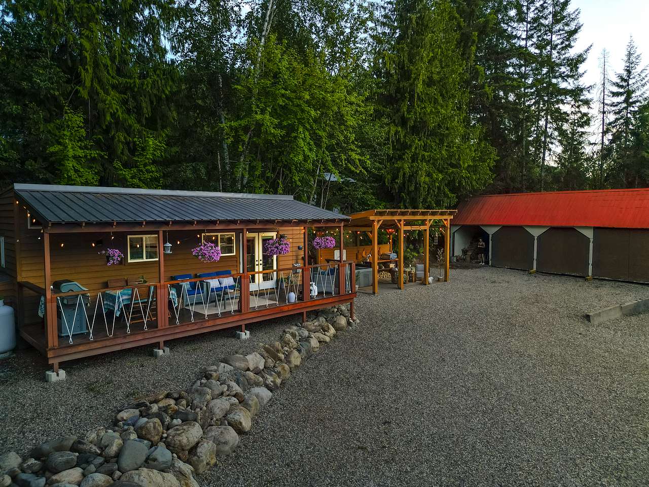 Boutique Tiny Home Retreat - Private Deck, Hot Tub, Fire Pit & Gazebo