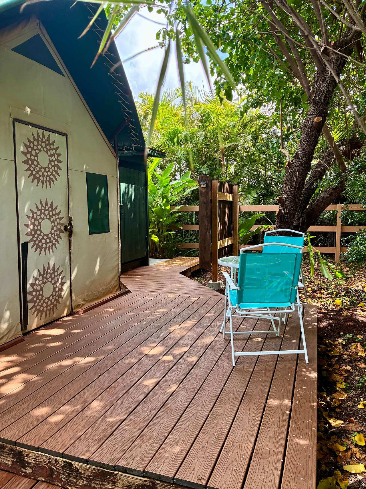 Lanai with table and chairs for relaxing next to the beautiful foliage and peaceful nature