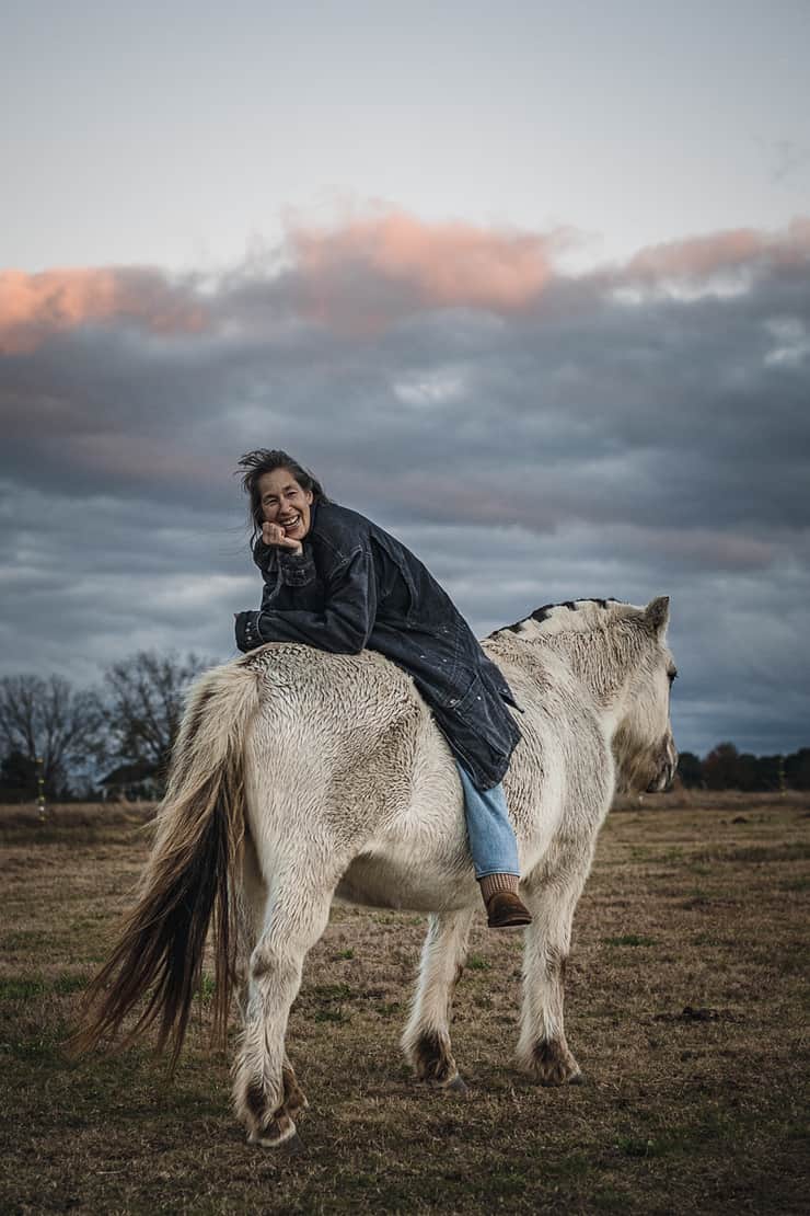 host-laughing-on-horse