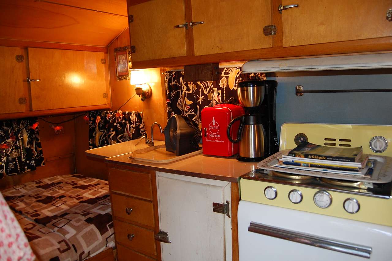 The oven is not set up for use, there is a communal propane BBQ Grill around the front of the barn; mini fridge plus vintage "ice box". You fill the top section with ice to maintain a cold box. Coffee maker.