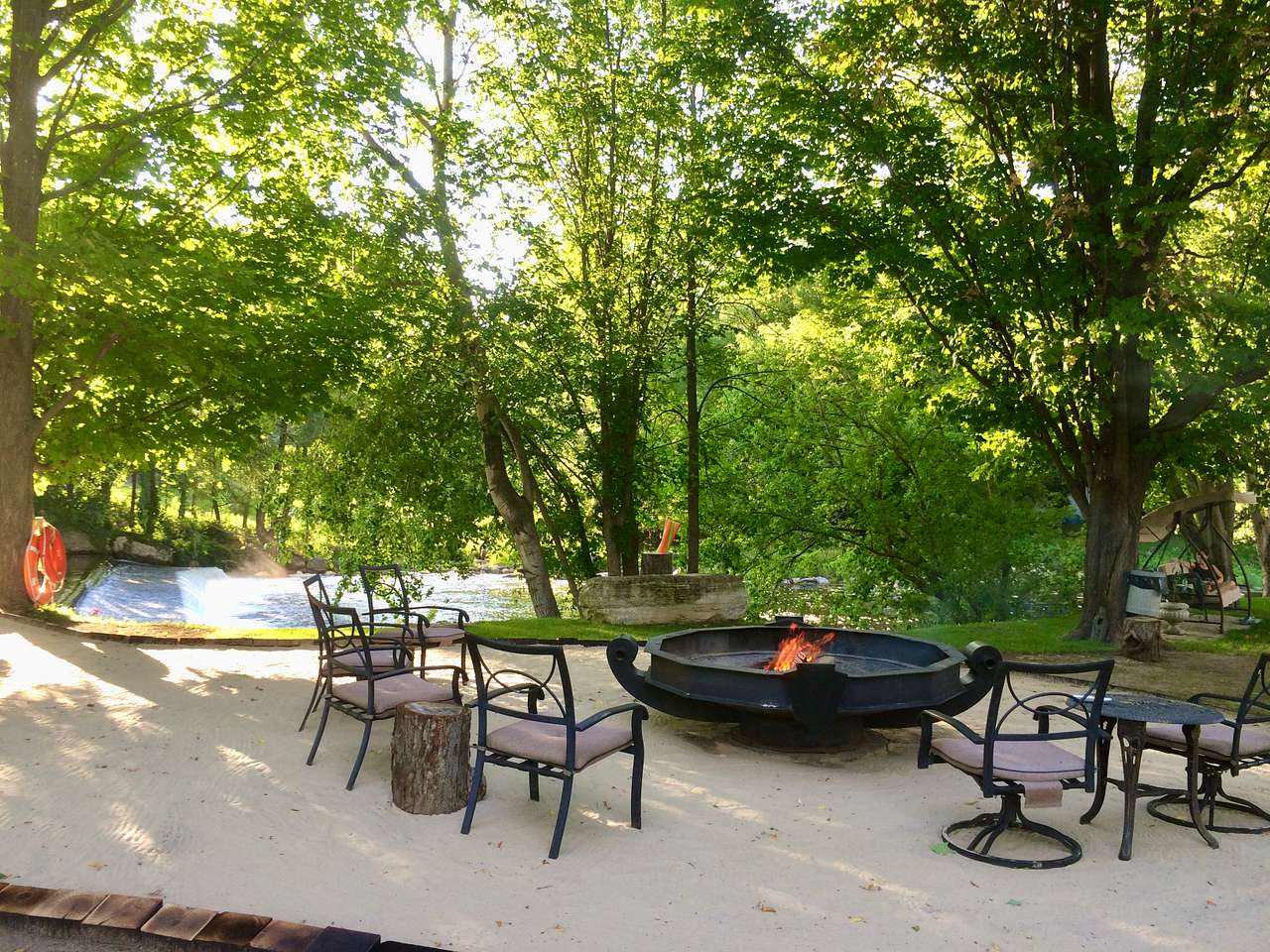 View more photos of Paradis d'Artistes