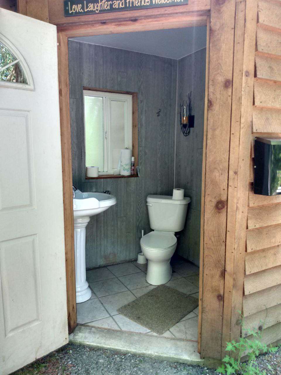 View amenities photos of Camp Hideaway
