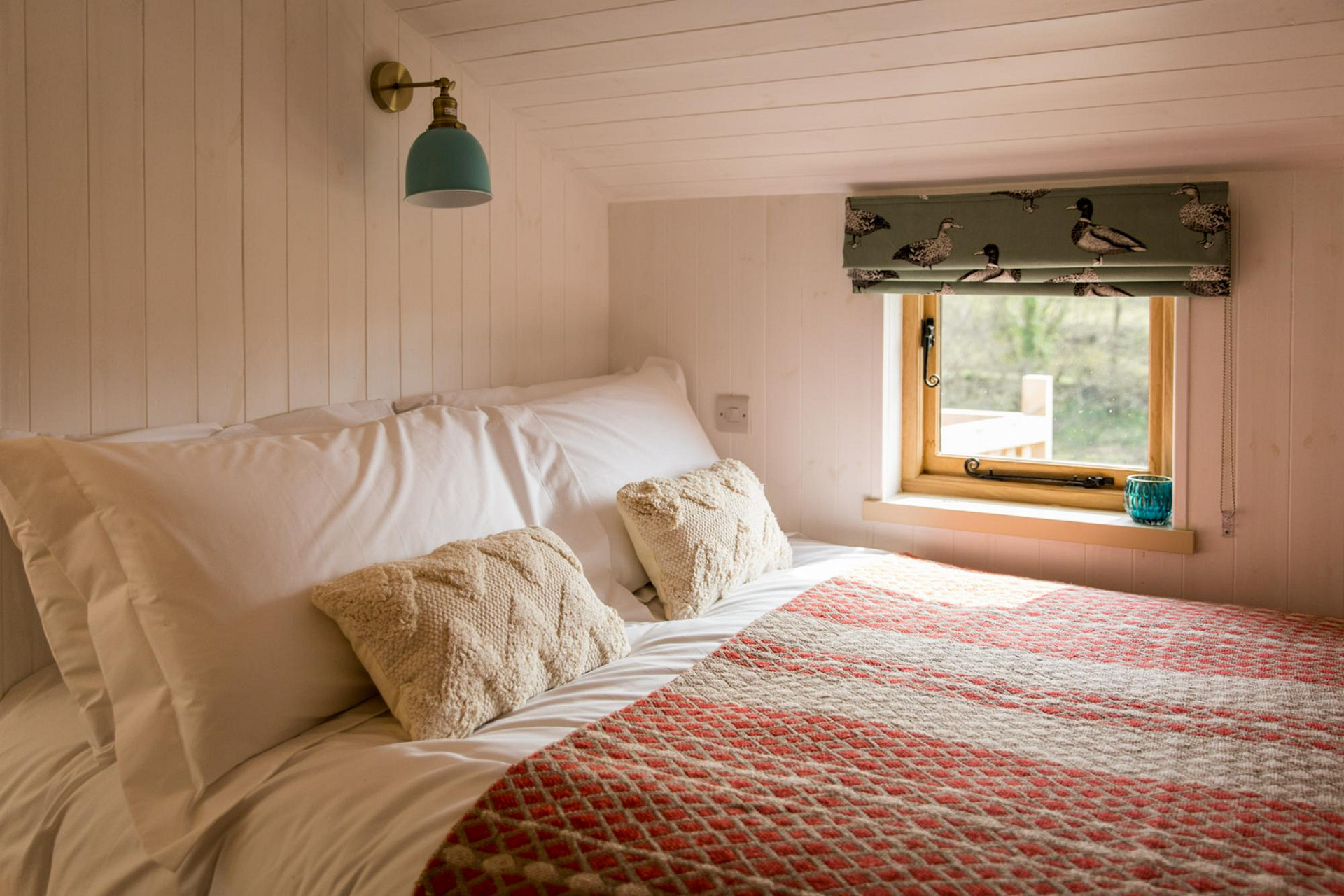 Cwt Chwaden (Duck Hut) cosy kingsize bed