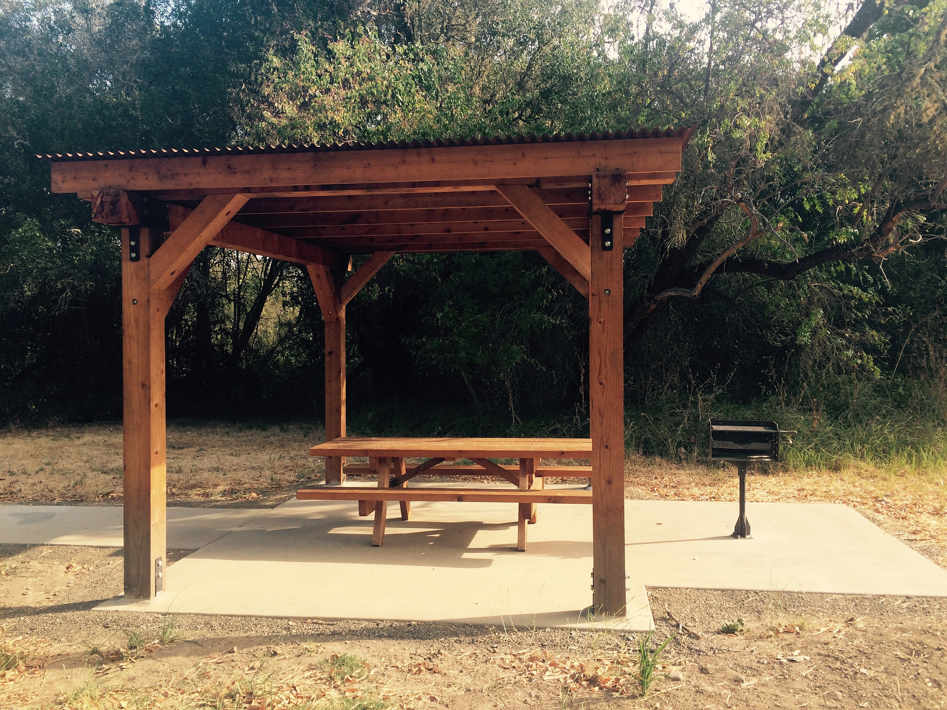 Day use picnic tables