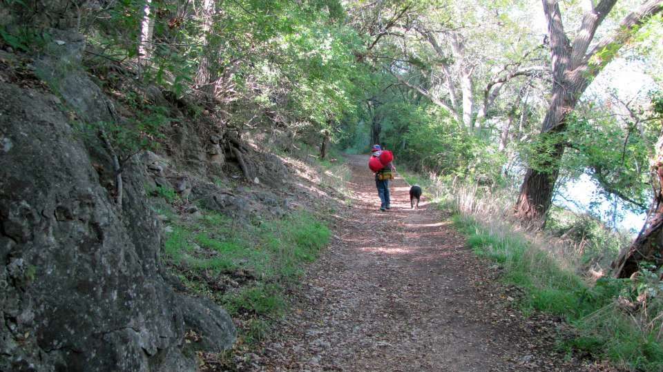 On the trail to River Back Pack Camping Ground. Photo by Lisa Rawlinson.