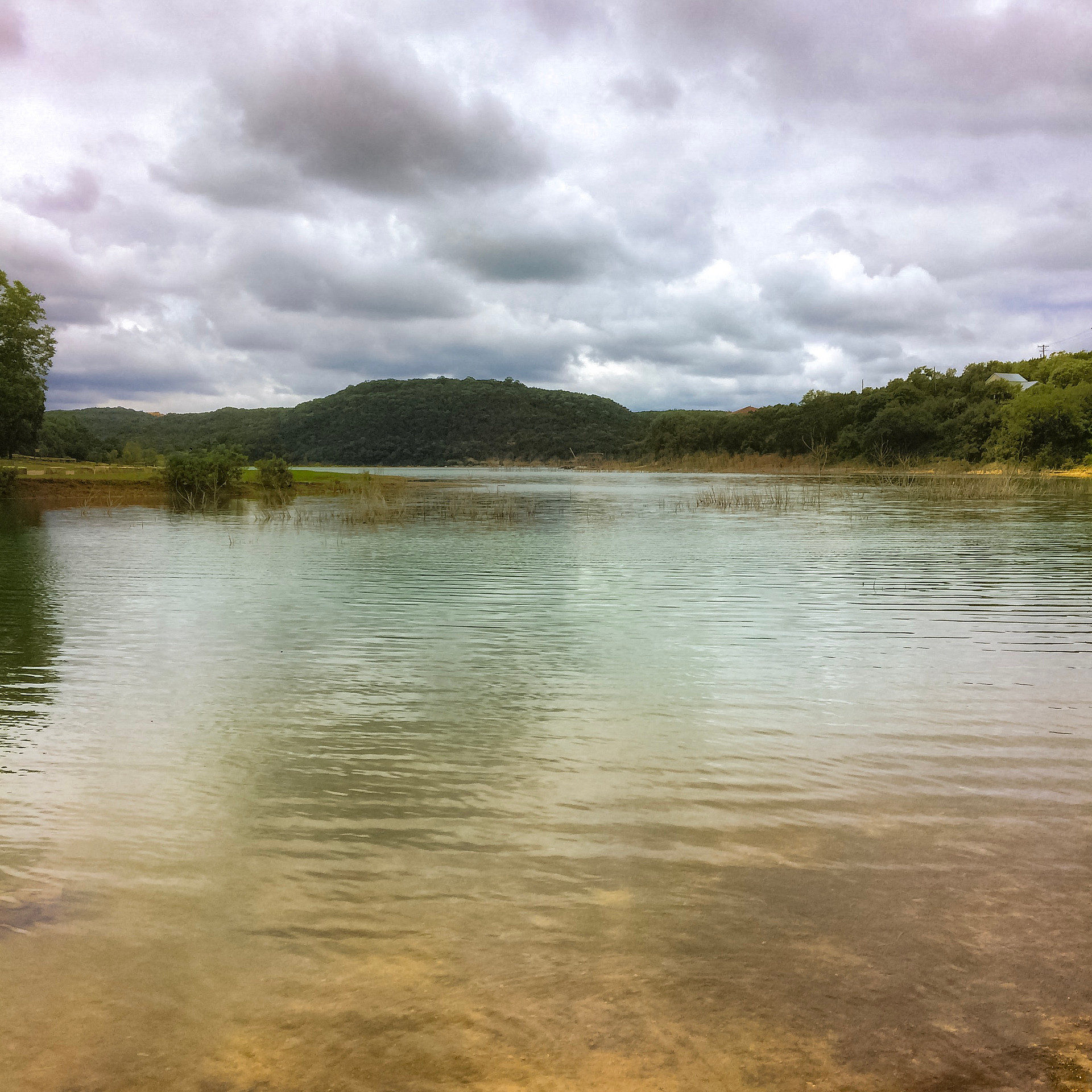 What a beautiful location on the lake! Great for fishing by the way. Don’t miss out on this Texas Gem 
