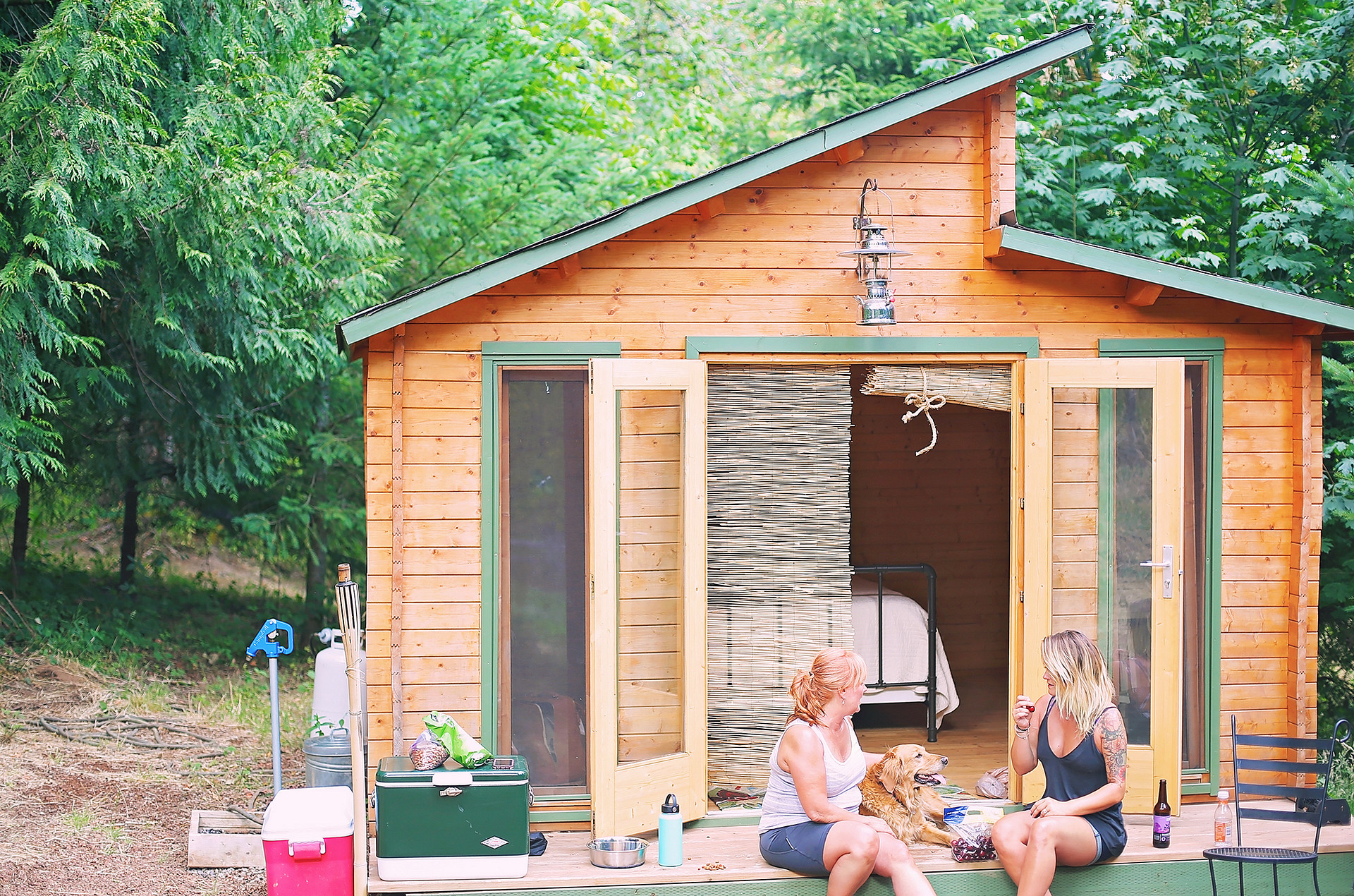 The cabin is so cozy inside and out
