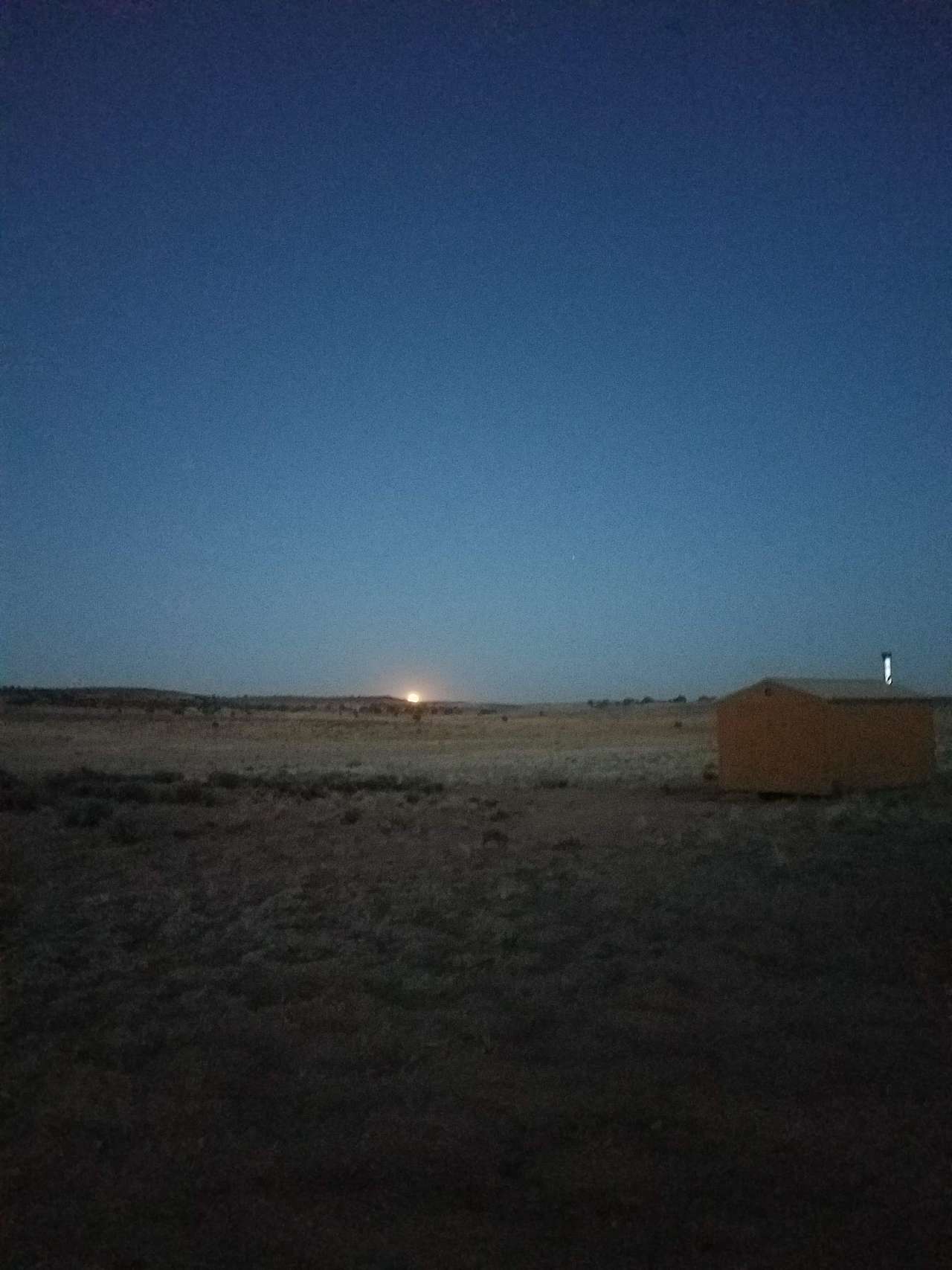 The sky was clear, and there was a gorgeous view of the moon. 