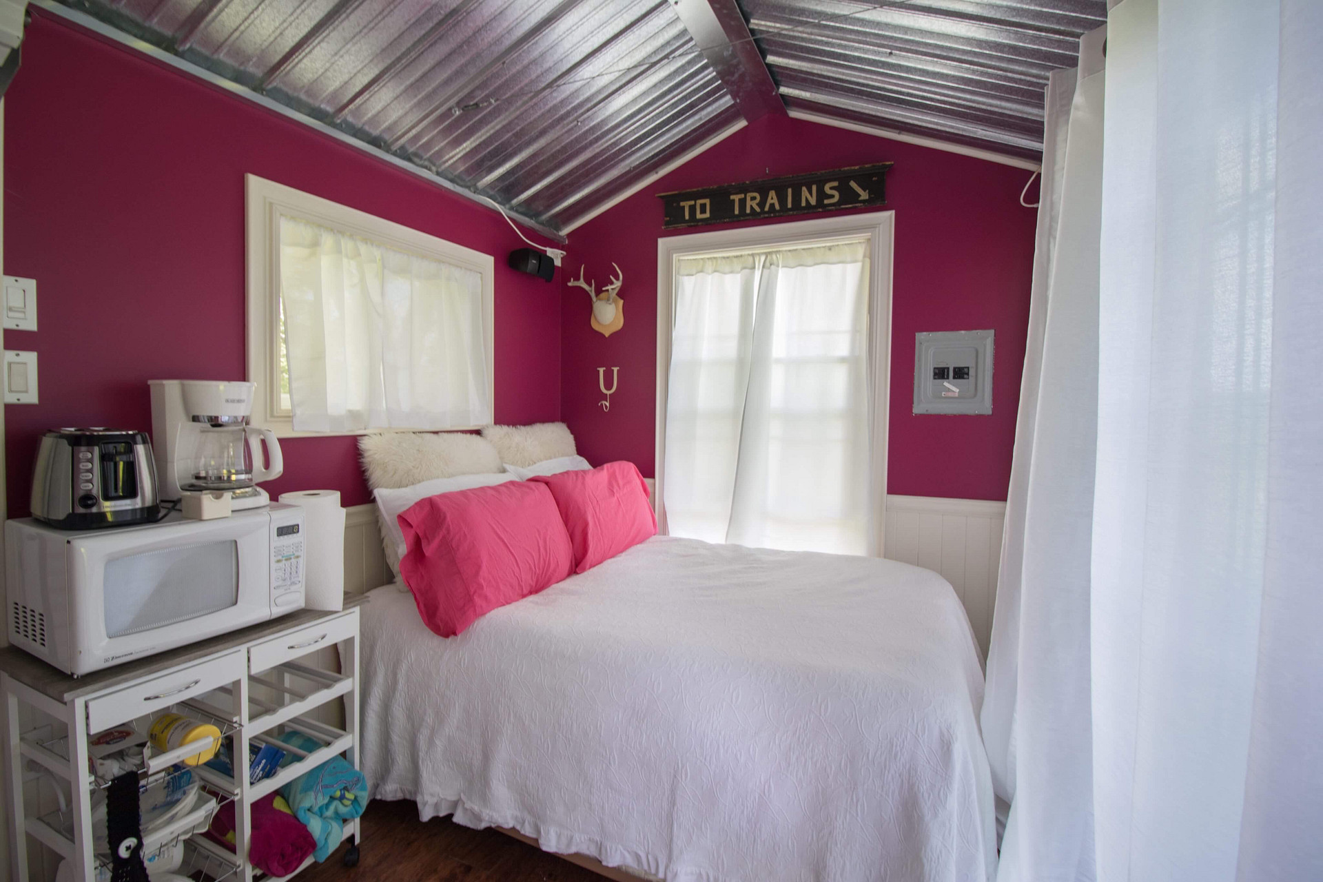 Cozy Lakeside Cottage Guestroom