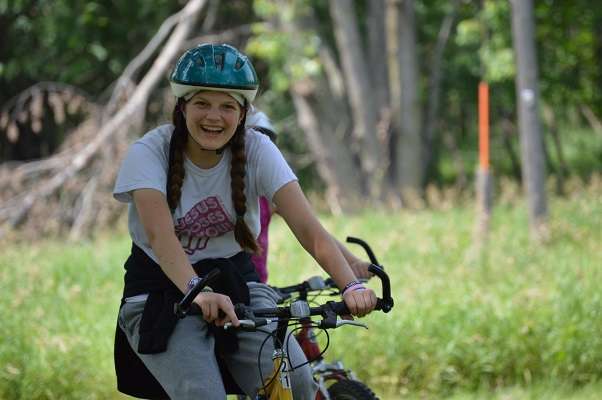 Mountain bikes provided with helmets. 