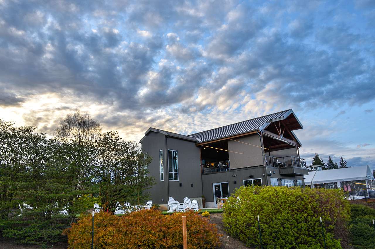Hawk's View vineyard within easy walking distance.