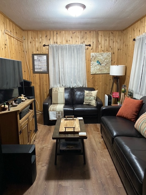 Living Room with Samsung 4kHD TV and Onkyo Atmos surround system with Bose and Klipsch Speakers